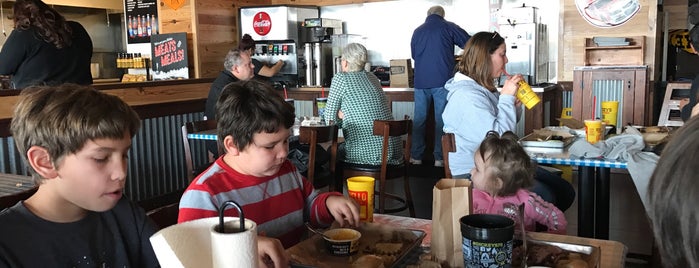 Dickey's Barbeque Pit is one of Lugares favoritos de Keith.