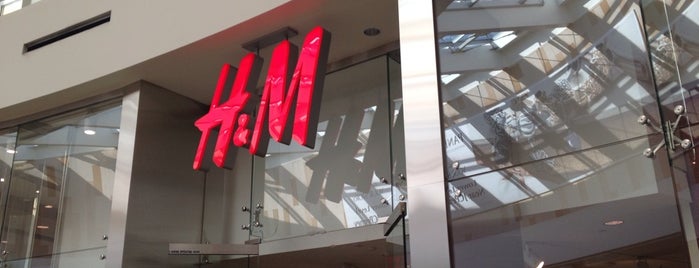 H&M is one of Lieux qui ont plu à Alec.