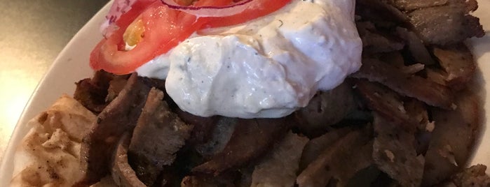 Dimitri's Greek Gyros & Deli is one of Posti che sono piaciuti a Quin.