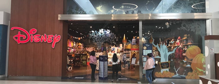 Disney Store is one of 好きなお店.