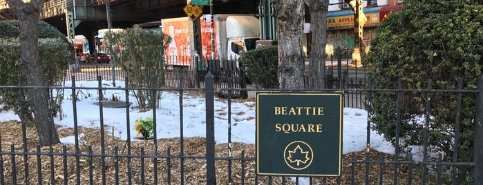 Beattie Square is one of Lugares favoritos de Albert.