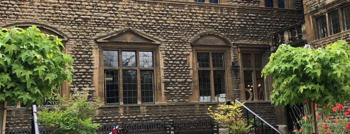 Magdalen College School is one of RoGeRさんのお気に入りスポット.