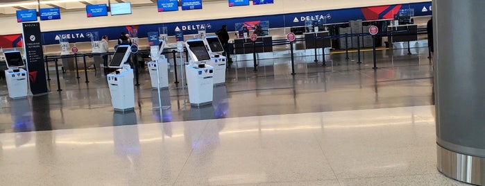 Delta Air Lines Ticket Counter is one of สถานที่ที่ John ถูกใจ.