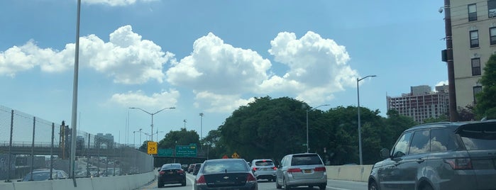 FDR Drive at Exit 17 is one of Tempat yang Disukai Lizzie.