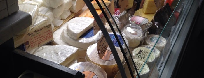 Astoria Bier & Cheese is one of Locais curtidos por Kieron.