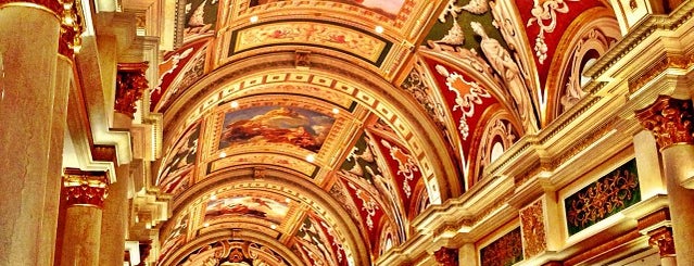 Venetian Resort & Casino is one of Lauren'in Beğendiği Mekanlar.