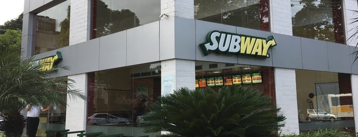 Subway is one of Restaurantes favoritos.
