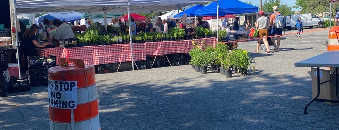 Montgomery Village Farmers Market is one of outdoor market.