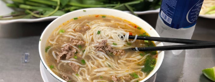 Phở Hồng is one of Locais curtidos por Kelvin.