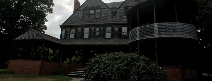 Issac Bell House is one of Lugares favoritos de Denise.