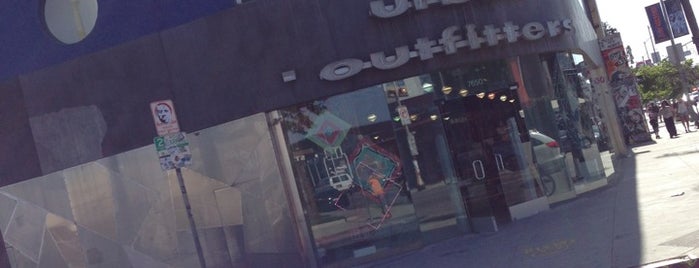 Urban Outfitters is one of Tempat yang Disukai Lynn.