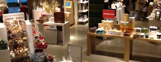 Crate & Barrel is one of Michaelさんのお気に入りスポット.