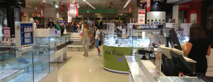 El Corte Inglés is one of Enriqueさんのお気に入りスポット.