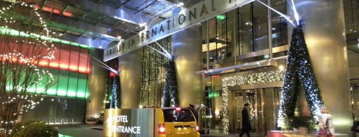 Trump International Hotel & Tower Chicago is one of Tempat yang Disukai Mary.