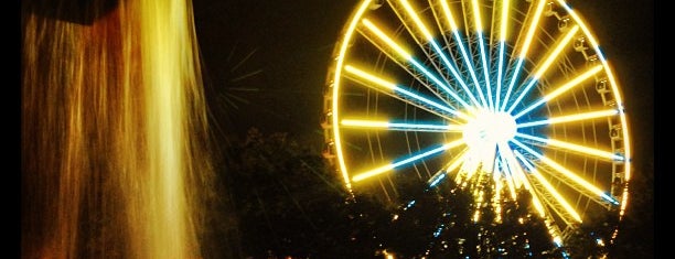 The Seattle Great Wheel is one of Seattle, WA.