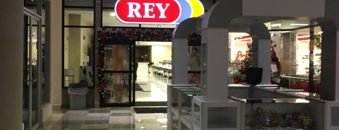 Supermercado REY is one of Locais curtidos por Edgar.