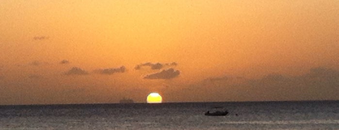 Paynes Bay Beach is one of Best Barbados Beaches For Sunsets.