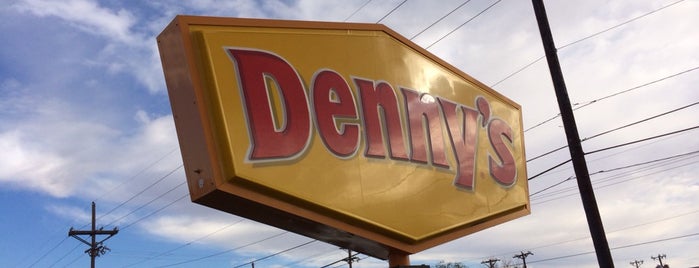 Denny's is one of สถานที่ที่ Jr. ถูกใจ.