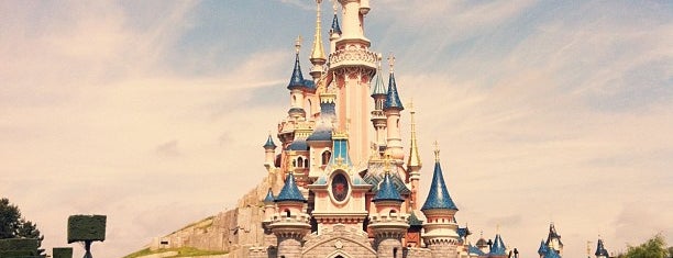 Disneyland Paris is one of هزار جایی که آدم قبل مردن باید بره.
