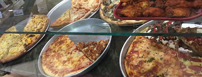 Tony's Pizza is one of Tempat yang Disukai Patty.