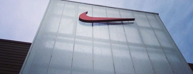 Nike Factory Store is one of Tempat yang Disukai Jules.