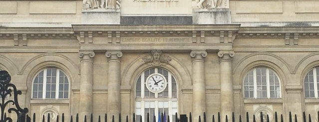 Faculté de Pharmacie Paris Descartes is one of Paris (Insólito).