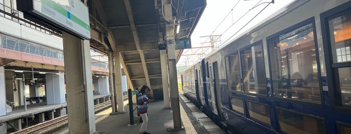 Platforms 3-4 is one of 遠くの駅.