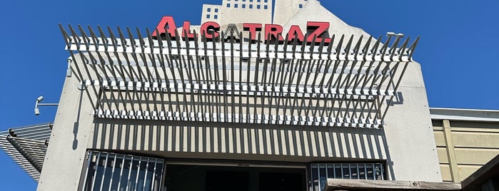 Alcatraz Giftshop is one of สถานที่ที่ Shelly ถูกใจ.