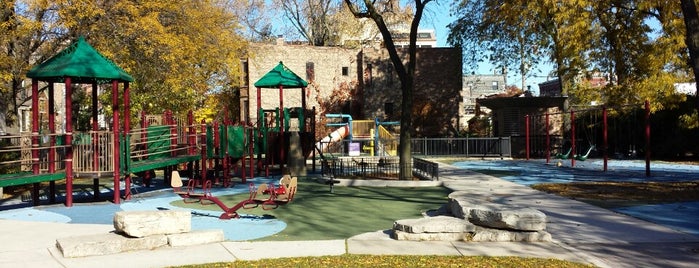 Adams Playground Park is one of Orte, die Gordon gefallen.