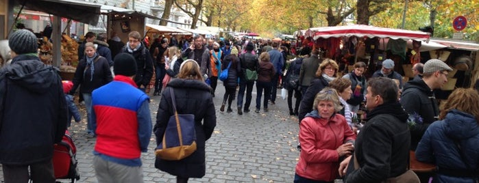 Wochenmarkt am Kollwitzplatz is one of Tempat yang Disukai Kate.