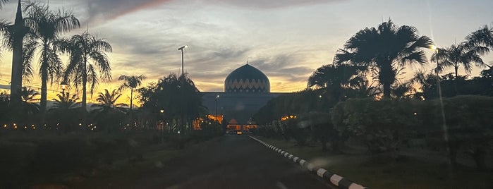 Masjid Jamek Negeri Sarawak (Sarawak State Mosque) is one of Kuching' Daily Spots.