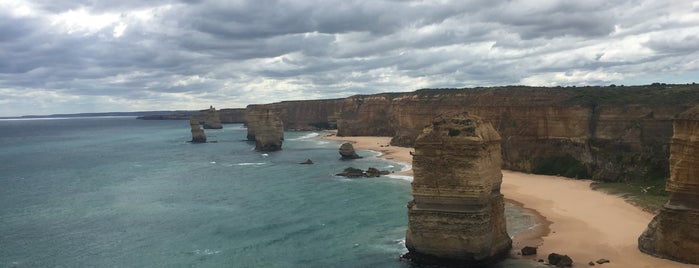 The Twelve Apostles is one of สถานที่ที่ Jason ถูกใจ.