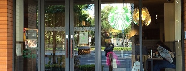 Starbucks Coffee is one of Lieux sauvegardés par Kimmie.