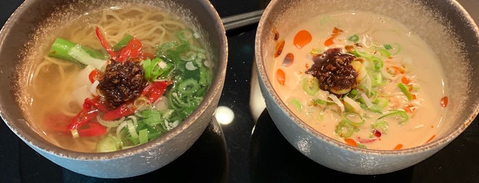 Cathay Pacific Noodle Bar is one of BCさんのお気に入りスポット.