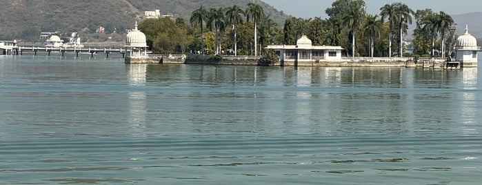 Jhumar Restaurant is one of Locais curtidos por Jesús.