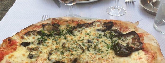 La Pizza Cresci is one of Locais salvos de Andrew.