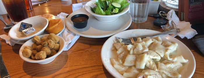 Cracker Barrel Old Country Store is one of Lunch.