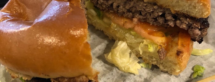 Burger 21 is one of Lugares favoritos de Joe.