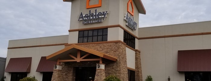 Ashley HomeStore is one of สถานที่ที่ Laura ถูกใจ.