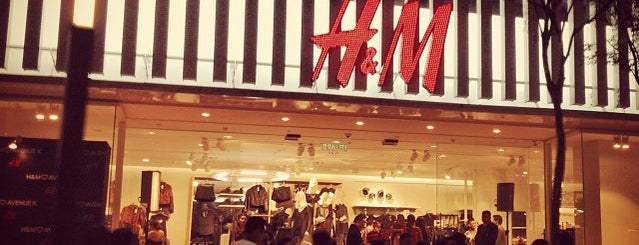 H&M is one of Orte, die Lisette gefallen.