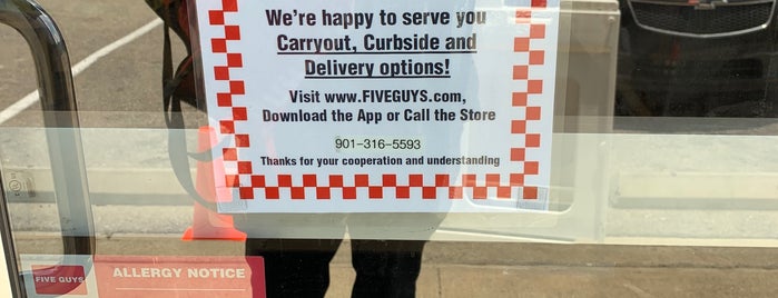 Five Guys is one of Paulさんのお気に入りスポット.