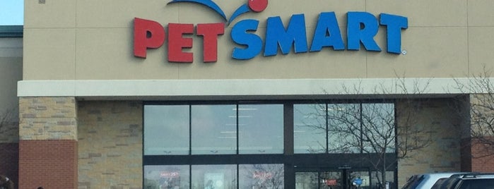 PetSmart is one of สถานที่ที่ Rew ถูกใจ.