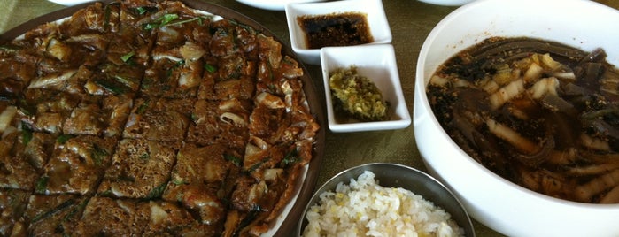 산촌묵밥 is one of Posti che sono piaciuti a hyun jeong.