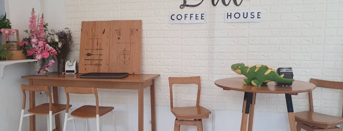 Latte' Coffee House is one of Orte, die Kanokporn gefallen.
