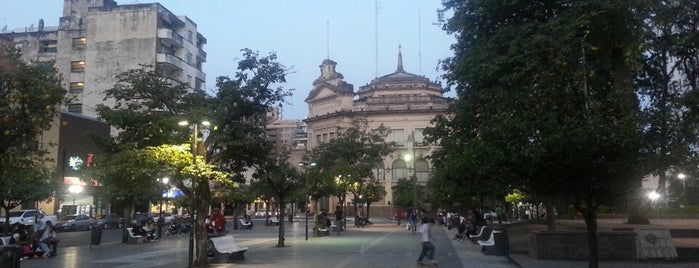 Plaza Independencia is one of Lugares favoritos de Leandro.