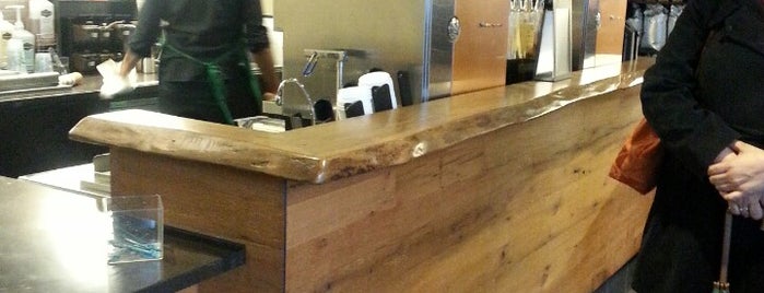 Starbucks is one of สถานที่ที่บันทึกไว้ของ Yesenia.