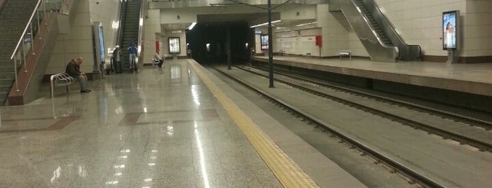Edirnekapı Metro İstasyonu is one of Gül'un Kaydettiği Mekanlar.