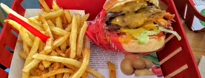 Burger and Fries is one of Tempat yang Disukai Paul.