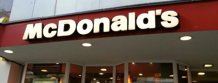 McDonald's is one of สถานที่ที่ Victoria ถูกใจ.