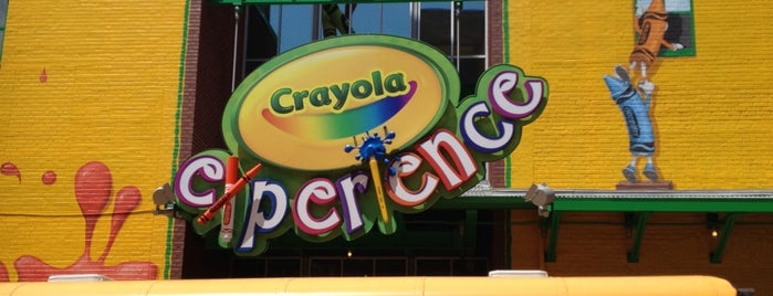 The Crayola Store is one of Orte, die Chris gefallen.